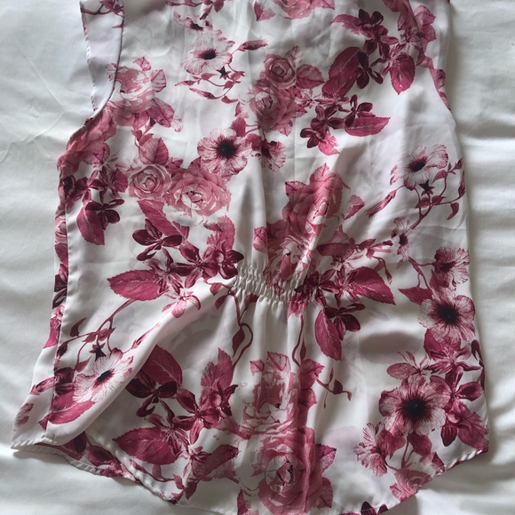 Flowy Tahari Sleeveless Top - Picture 2 of 3